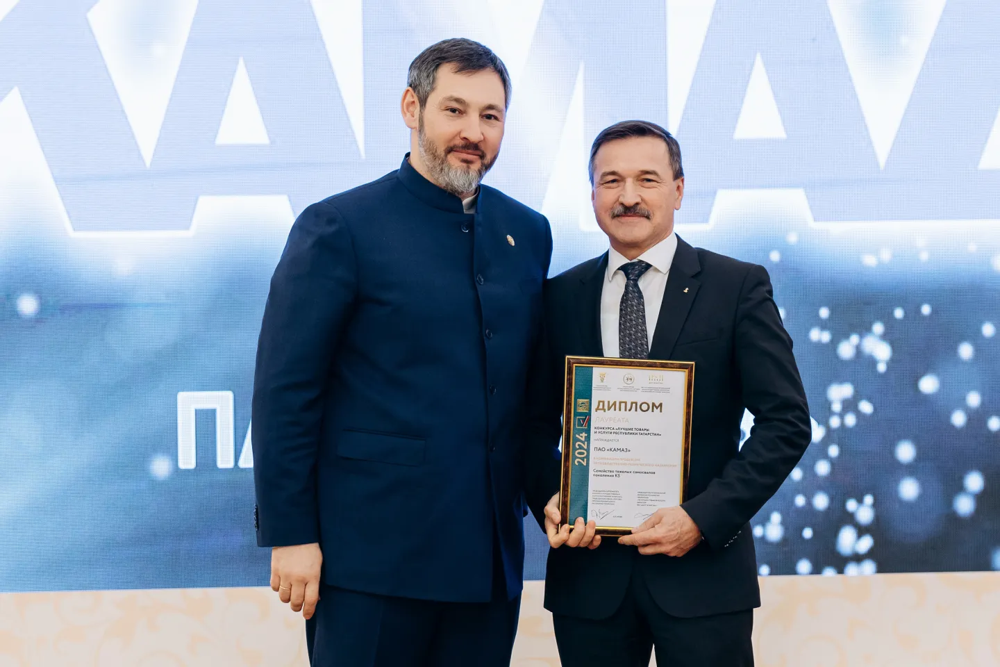 В сотне лучших.jpg Поздравление с Новым Годом.png