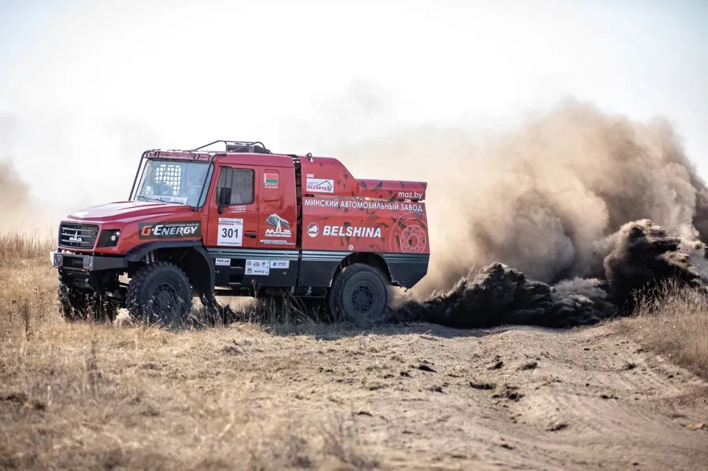 красный внедорожник