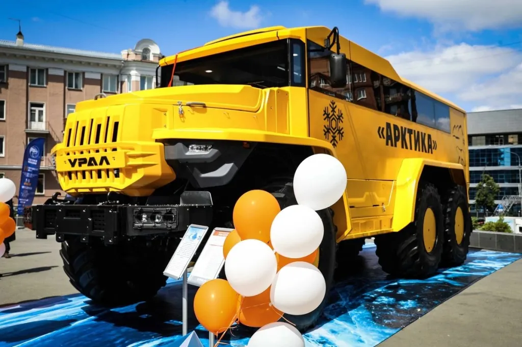 Жёлтый автобус УРАЛ Арктика