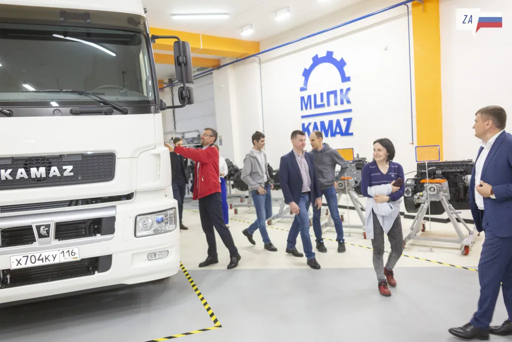 ДЕЛЕГАЦИЯ МАЗ «МОСКВИЧ» НА «КАМАЗЕ».jpg