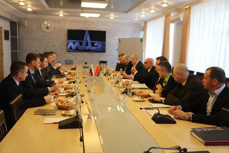 ДЕЛЕГАЦИЯ АЛРОСА ПОСЕТИЛА МАЗ.jpg ДЕЛЕГАЦИЯ АЛРОСА ПОСЕТИЛА МАЗ.jpg