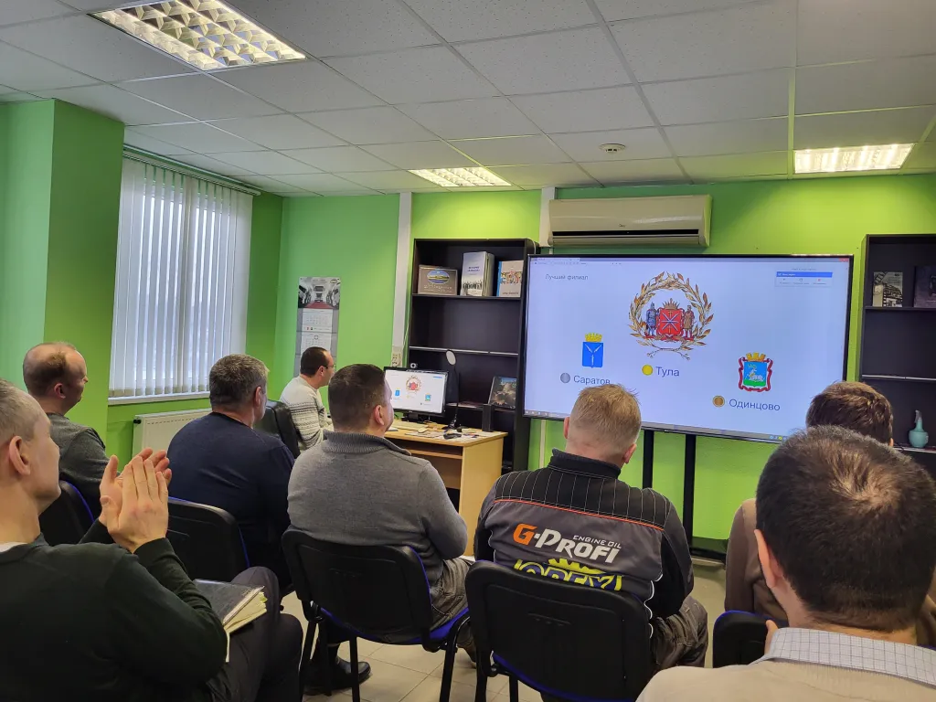 Людям показывают слайды Лучший филиал 2023