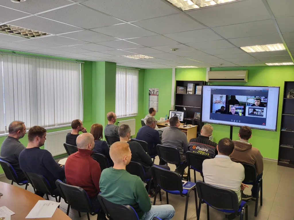 Зал с людьми, сидящими на стульях, ежегодное собрание 2023.jpg