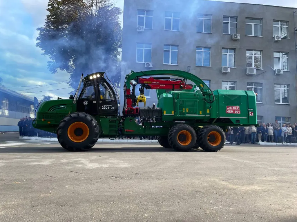 КамАЗ 6282 зарядка.jpg амкадор 1.jpg