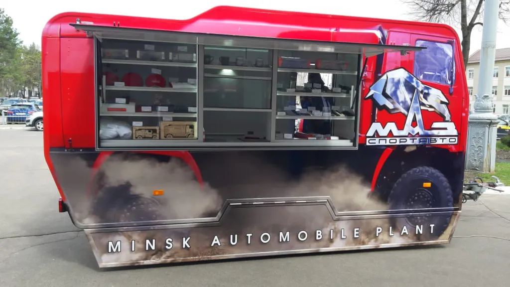 Спецприцеп для сувениров МАЗ-1.jpg Спецприцеп для сувениров МАЗ-1.jpg