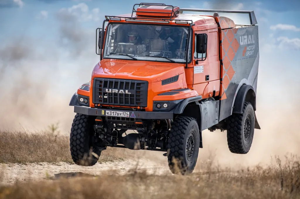 красный грузовик