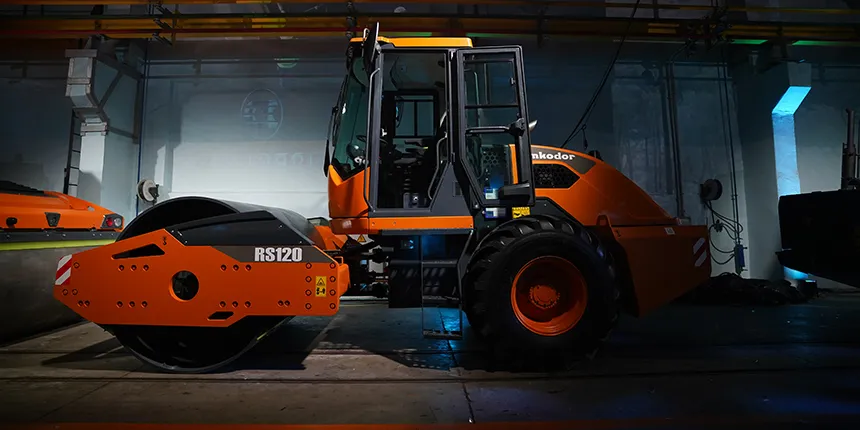 Красный каток АМКОДОР в цеху