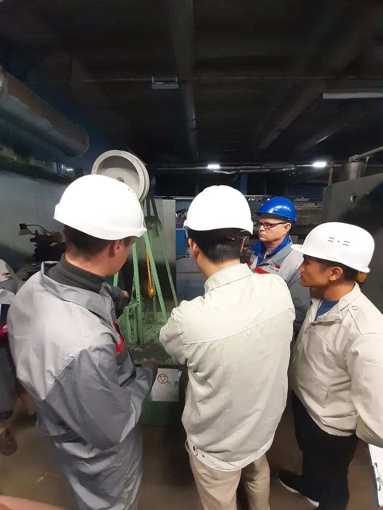 Двое мужчин в белых касках, вид сзади