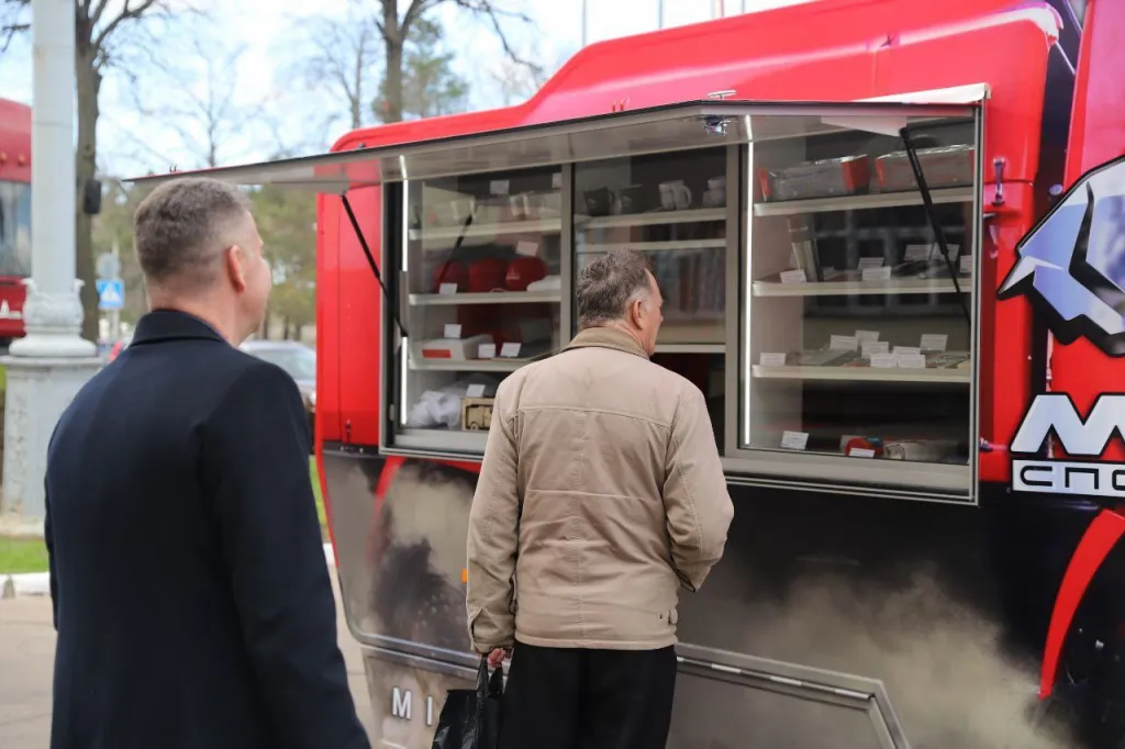 Спецприцеп для сувениров МАЗ-2.jpg Спецприцеп для сувениров МАЗ-2.jpg