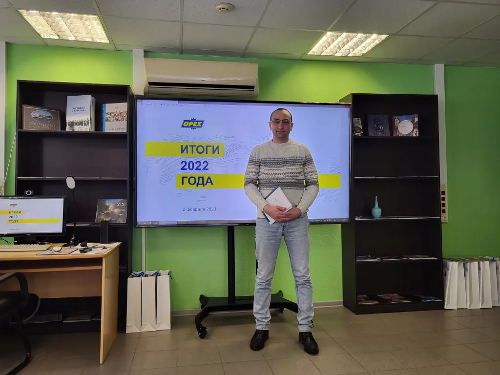 Мужчина показывает презентацию, итоги 2022 года