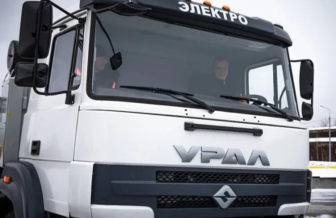 Прототип электрического грузовика, белый грузовик, УРАЛ