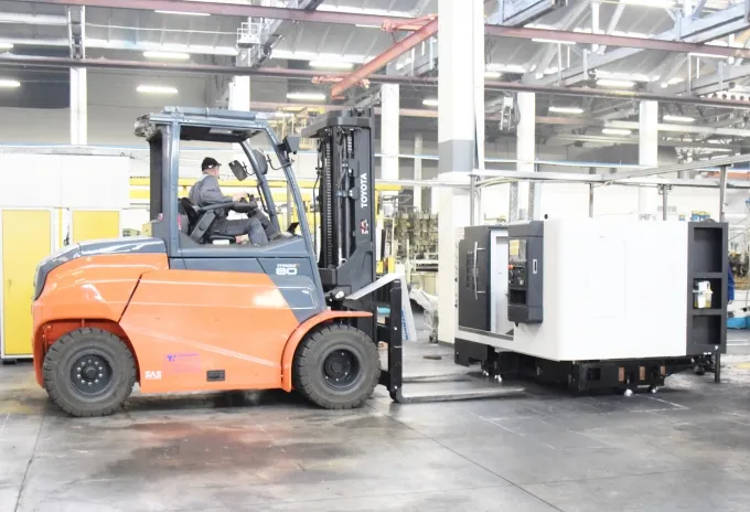 Оранжевый погрузчик, работник