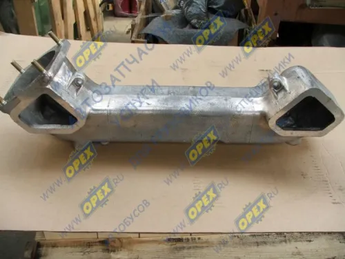 740.1115030-60 Патрубок (алюм.) L=670 S=81х91; впуск.отв.ф113; 6шпилек М10х1,25/4отв.ф13/1отв.М27 соедин. впускных КАМАЗ