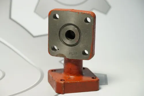 64221-3407263-СПЕЦМАШ Фланец фигурный L=115; квадрат.фланец 4отв.ф9/квадрат.фланец 4отв.М8х1,25 насоса ГУР МАЗ-МАН СПЕЦМАШ