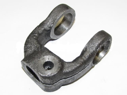 4310-3422027 Вилка внутр.шлиц=ф18; L=80; 2отв.ф28/1отв.ф8 рулевого кардана КАМАЗ КАМАЗ